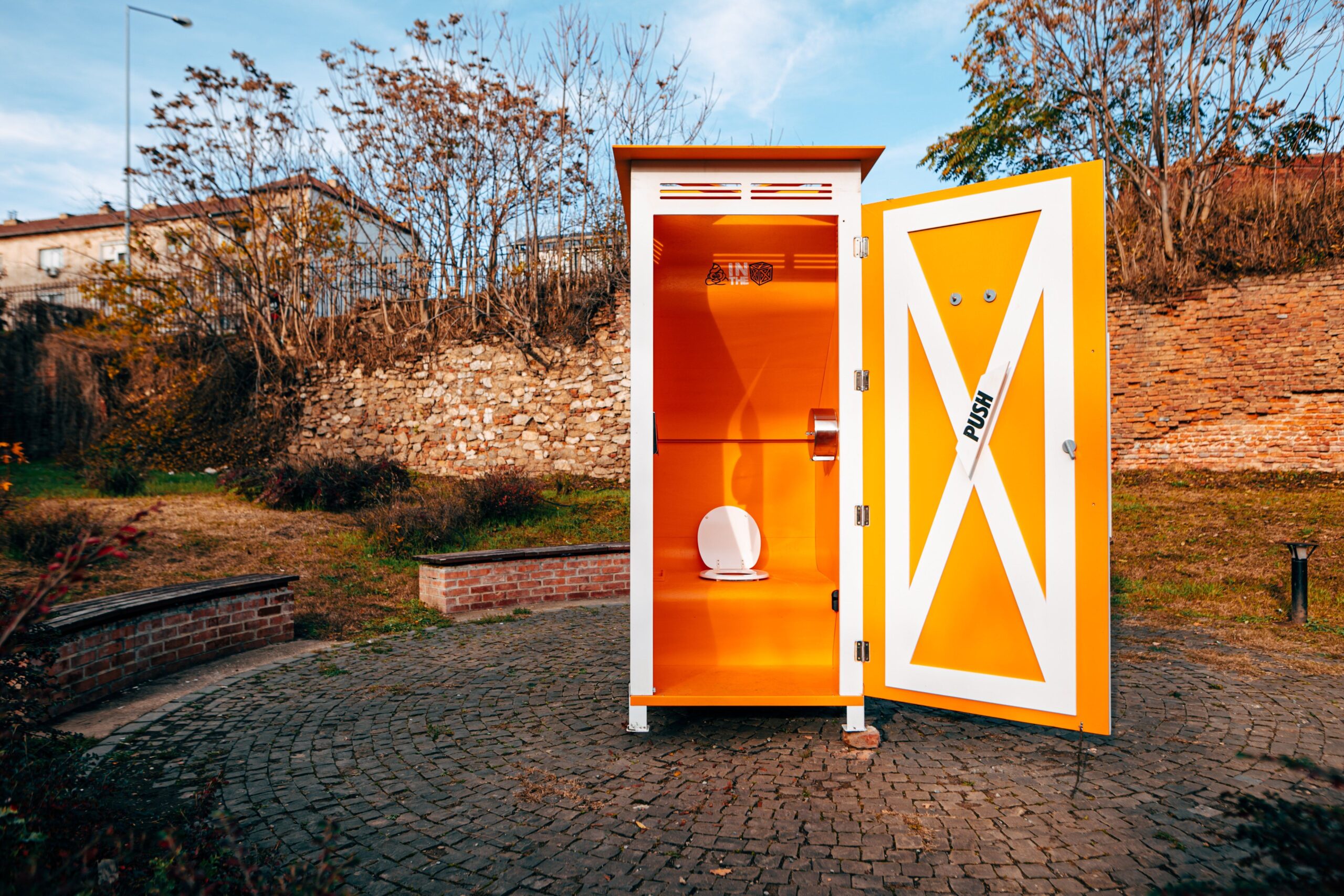 Dry toilet, composting sawdust toilet, toaletă uscată